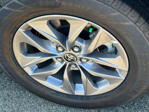 Used 2025 Toyota Sienna XLE FWD image 22