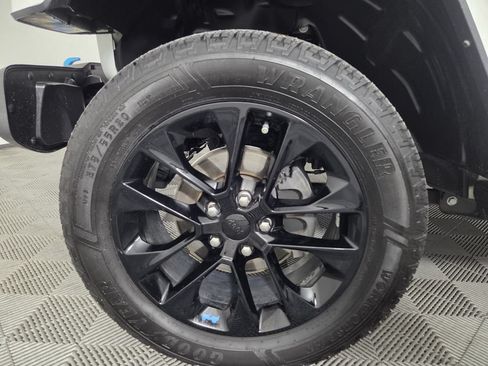 Used 2022 Jeep Wrangler Unlimited Sahara AWD/4WD image 9