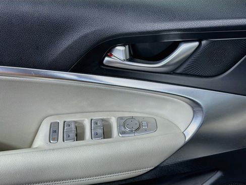 Used 2025 Genesis G70 2.5T RWD image 15