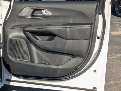 New 2026 Chrysler Pacifica Select image 33