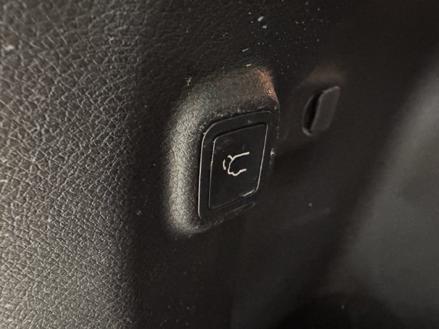Used 2019 Jeep Cherokee Latitude Plus w/ Comfort/Convenience Group FWD image 22