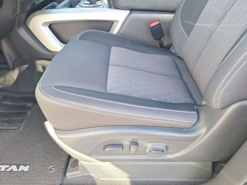 Used 2024 Nissan Titan SV w/ SV Convenience Package image 6