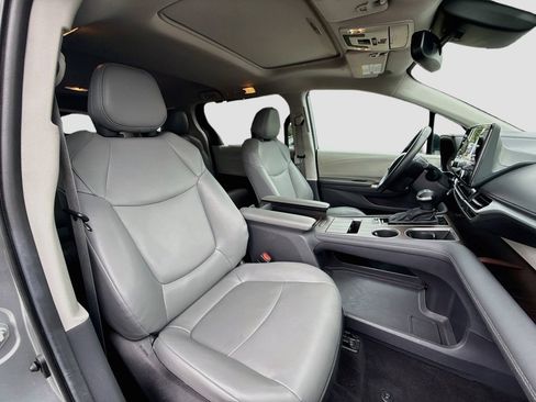 Used 2024 Toyota Sienna XLE FWD image 33