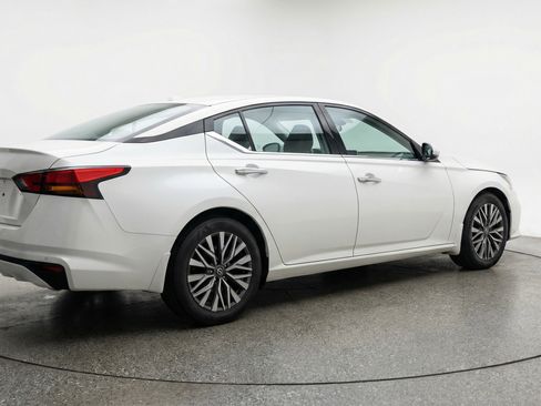 Used 2025 Nissan Altima 2.5 SV image 9