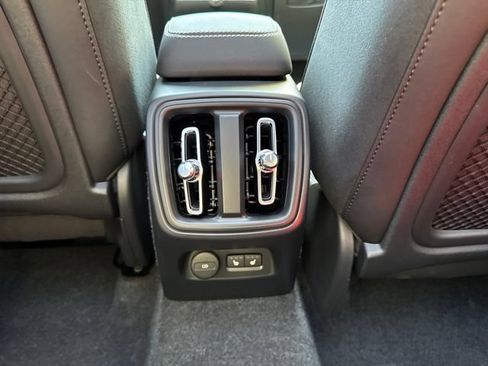 Certified 2025 Volvo XC40 B5 Plus AWD/4WD image 17