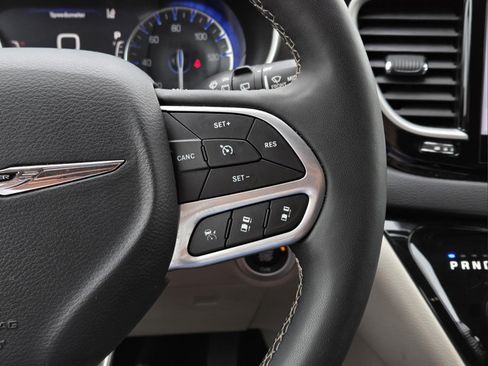 Used 2024 Chrysler Pacifica Touring-L FWD image 18