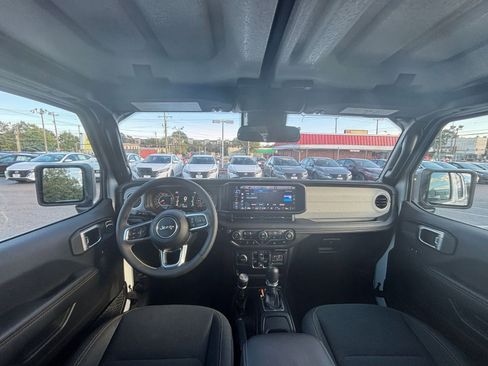 Used 2025 Jeep Wrangler Sahara image 32