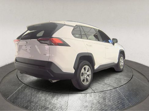 Used 2020 Toyota RAV4 LE FWD image 2