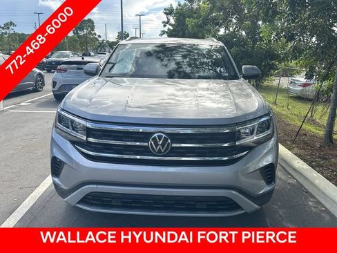 Used 2020 Volkswagen Atlas Cross Sport SE w/ Panoramic Sunroof Package FWD image 2