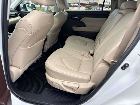 Used 2022 Toyota Highlander XLE AWD/4WD image 8