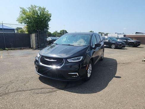 Used 2023 Chrysler Pacifica Touring-L FWD image 3