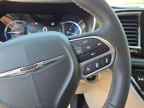 Used 2024 Chrysler Pacifica Limited FWD image 11