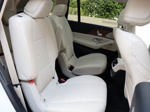 Used 2024 Mercedes-Benz GLS 450 4MATIC image 14