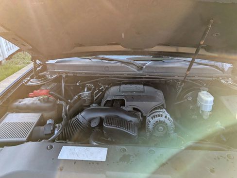 Used 2011 Cadillac Escalade Premium image 17