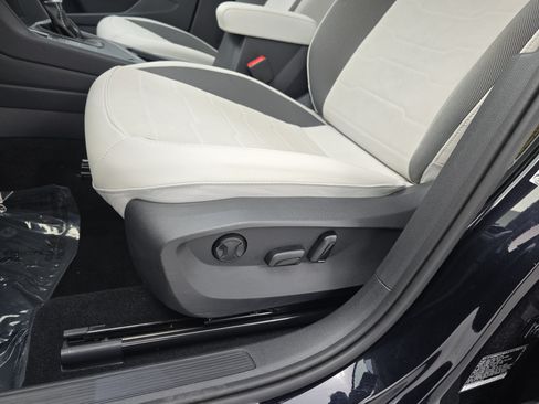 Certified 2025 Volkswagen Taos SE FWD image 29