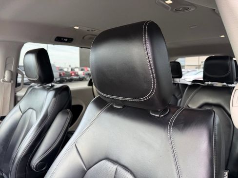 Used 2023 Chrysler Pacifica Touring-L FWD image 11