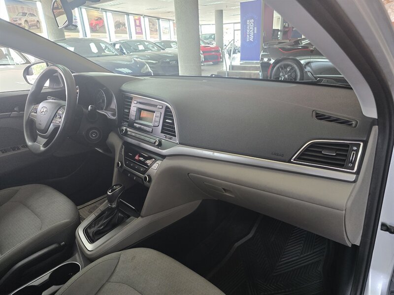 Used 2017 Hyundai Elantra SE FWD image 13