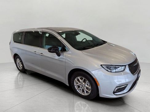 Used 2024 Chrysler Pacifica Touring-L FWD image 4