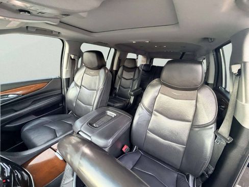 Used 2019 Cadillac Escalade ESV Luxury AWD/4WD image 19