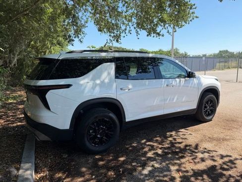 Used 2025 Chevrolet Traverse LT FWD image 3