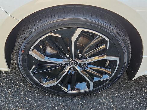 Certified 2023 Nissan Altima 2.5 SR w/ SR Premium Package image 9