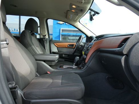Used 2017 Chevrolet Traverse LT w/ Style and Technology Package image 13