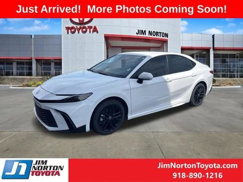 Used 2025 Toyota Camry SE FWD image 2