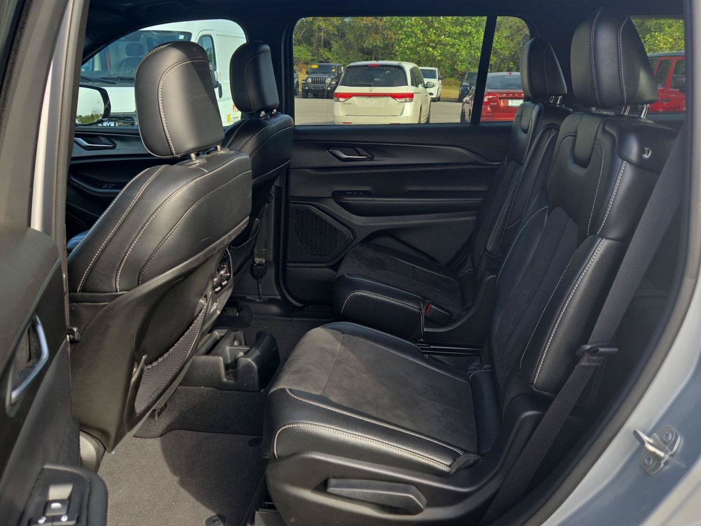 Used 2023 Jeep Grand Cherokee L Laredo RWD image 15