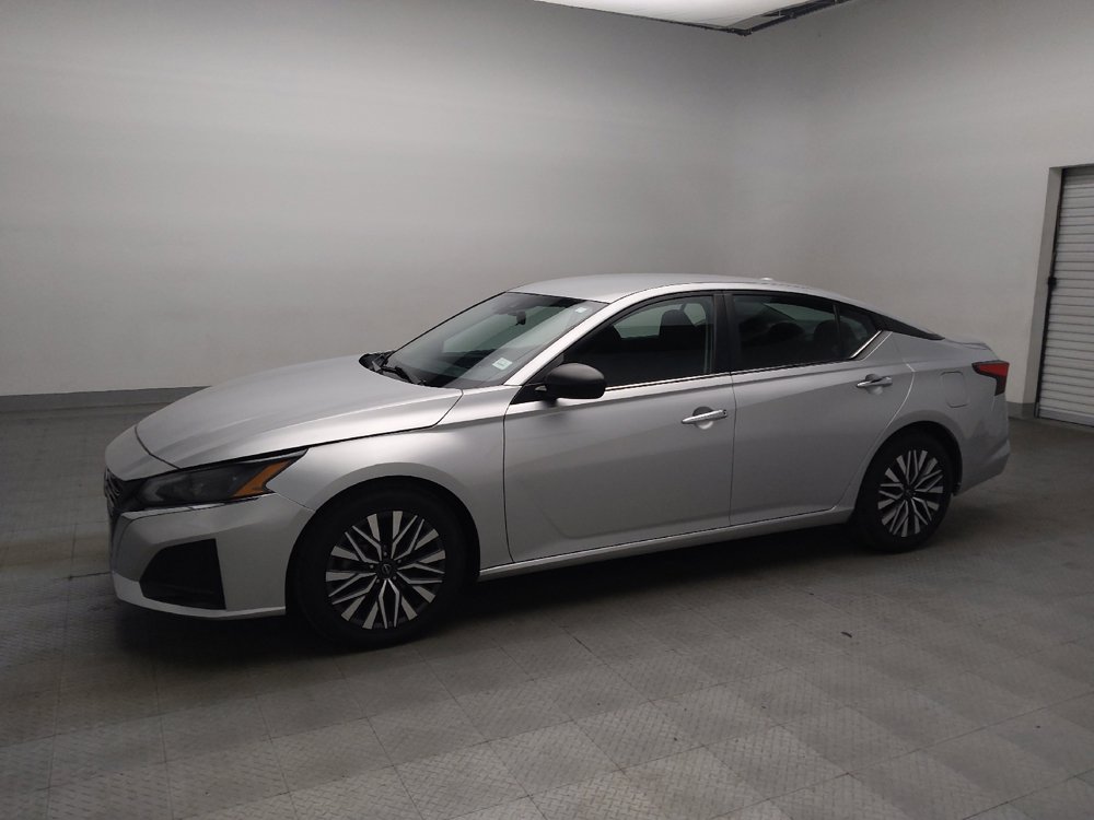 Used 2024 Nissan Altima 2.5 SV FWD image 2