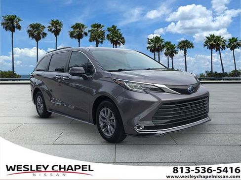 Used 2022 Toyota Sienna XLE FWD image 1