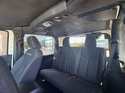 Used 2015 Jeep Wrangler Rubicon w/ Power Convenience Group AWD/4WD image 11