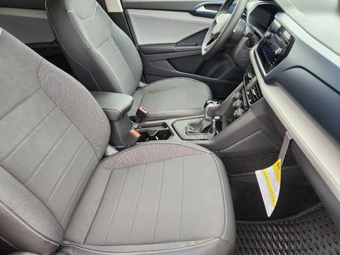 New 2024 Volkswagen Taos SE image 9