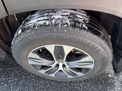 Certified 2020 Toyota Highlander XLE image 29