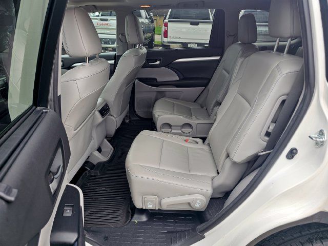 Used 2017 Toyota Highlander XLE AWD/4WD image 17