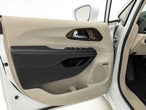 Used 2022 Chrysler Pacifica Limited image 27