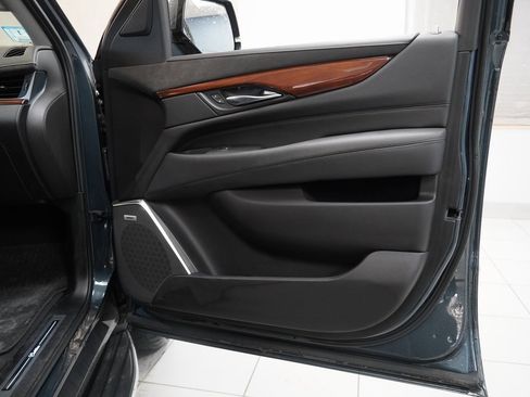 Used 2019 Cadillac Escalade Luxury w/ LPO, Radiant Package image 29