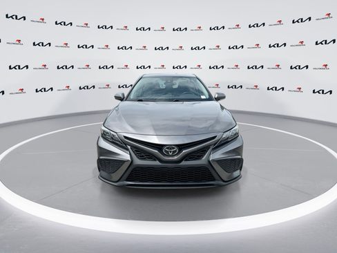 Used 2022 Toyota Camry SE FWD image 3