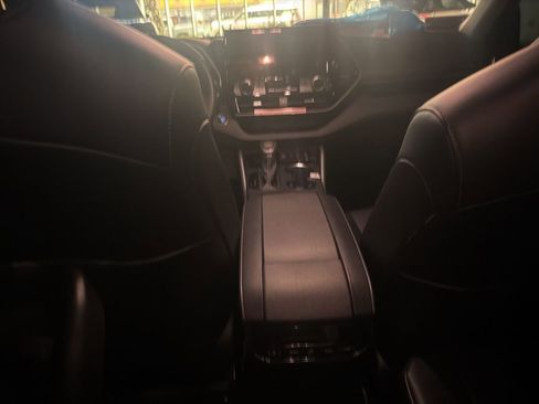 Used 2025 Toyota Highlander XLE image 9