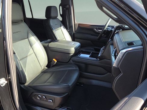 Used 2025 GMC Yukon XL Denali image 17