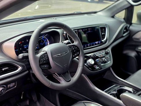 Used 2022 Chrysler Pacifica Limited w/ S Appearance Package FWD image 11