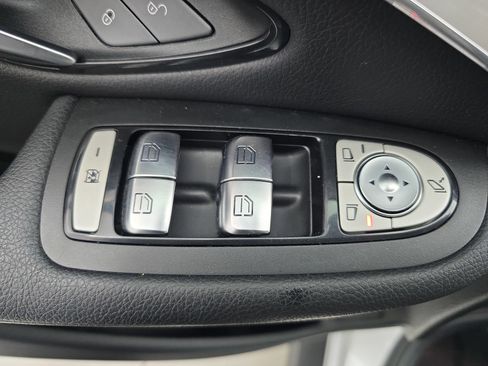 Used 2019 Mercedes-Benz GLC 350e 4MATIC image 27