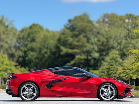 Used 2022 Chevrolet Corvette Stingray w/ Body-Color Dual Roof Package image 11