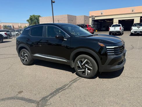 Used 2025 Nissan Kicks SV FWD image 2