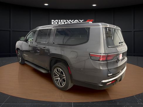 Used 2025 Jeep Wagoneer L Series II w/ 8-pass Seating Package AWD/4WD image 3