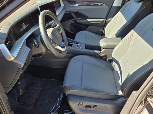 Certified 2025 Volkswagen Tiguan SE w/ Panoramic Sunroof Package AWD/4WD image 10