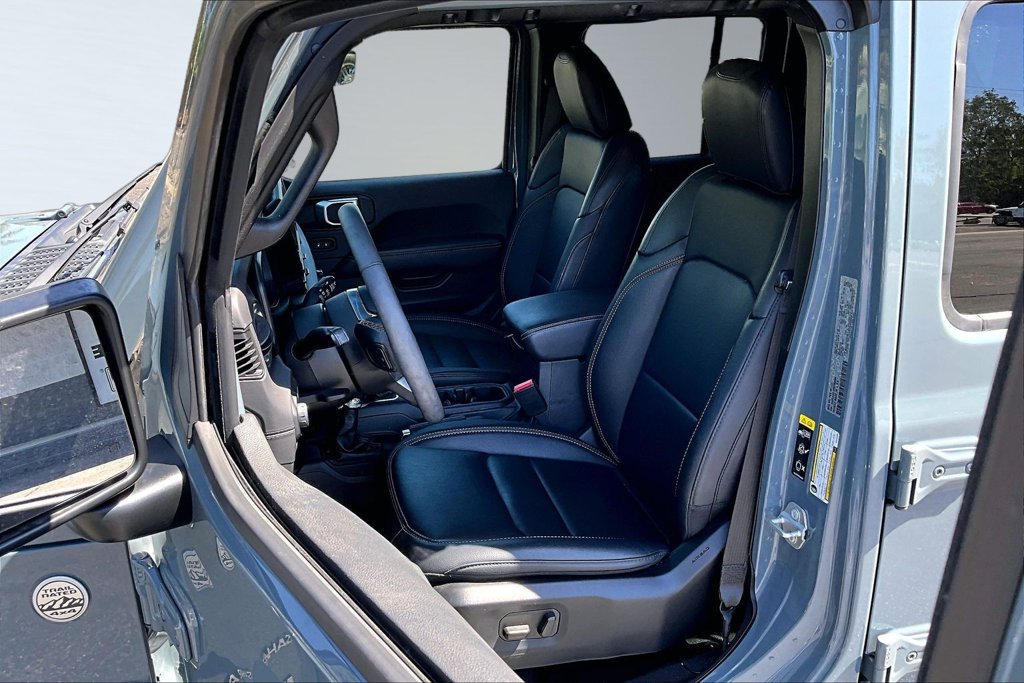 Certified 2024 Jeep Wrangler Unlimited Sahara w/ Dual Top Group AWD/4WD image 3