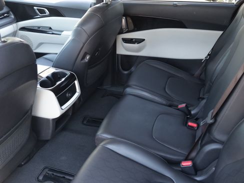 Used 2022 Kia Carnival EX FWD image 9