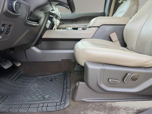 Used 2019 Ford Expedition Limited w/ Equipment Group 301A AWD/4WD image 18