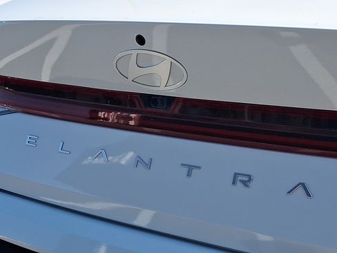 New 2026 Hyundai Elantra Limited FWD image 11