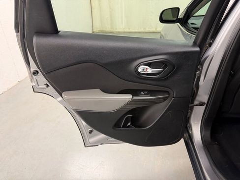 Used 2014 Jeep Cherokee Latitude FWD image 15